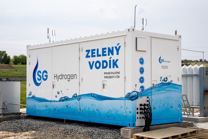 Elektrolyzér na výrobu zeleného vodíku firmy Solar Global v Napajedlech na Zlínsku.