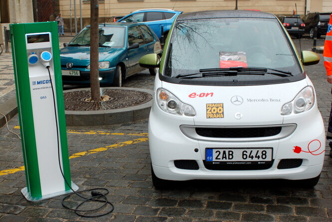 Elektromobil Smart u nabíjecí stanice.