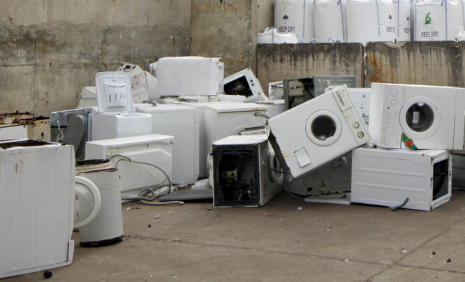 Vysloužilé elektrospotřebiče, především pračky, čekající na recyklaci.