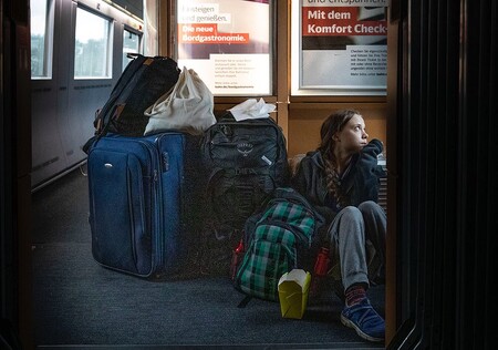Reklamu německé železniční společnosti Deutsche Bahn (DB) rozhodně neudělala švédská aktivistka Greta Thunbergová, která v sobotu na svém twitterovém účtu zveřejnila fotografii, jak se po měsících na cestách vrací do vlasti. Sedí při tom na podlaze rychlíku obklopená zavazadly.