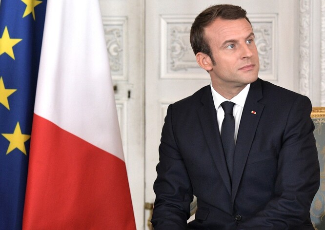 Macron slíbil větší nasazení vlády v boji proti klimatickým změnám. Chce, aby se Francie stala první velkou rozvinutou ekonomikou, která se zbaví spotřeby ropy, plynu a uhlí. Vyjádřil naopak podporu jádru či vodíku.