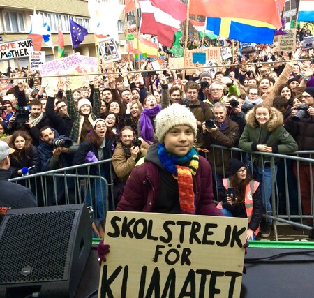 Několik tisíc převážně mladých lidí v čele se švédskou klimatickou aktivistkou Gretou Thunbergovou v pátek v centru Bruselu demonstrovalo za účinnější boj proti klimatickým změnám.