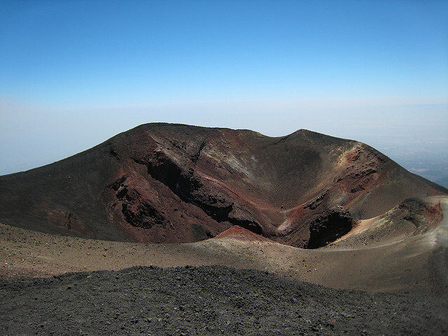 Etna vybuchla naposledy v květnu, kdy se zároveň probudil k životu i severněji položený italský vulkán Stromboli.