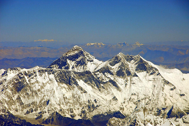 Mount Everest (tibetsky - Džomolangma, nepálsky - Sagarmátha) je s nadmořskou výškou 8848 m n. m. nejvyšší hora na Zemi. Mount Everest se tyčí v Mahálangurském Himálaji v nepálském regionu Khumbu na hranici s Čínou (s Tibetskou autonomní oblastí; západní a jihovýchodní vrchol tvoří hranici).