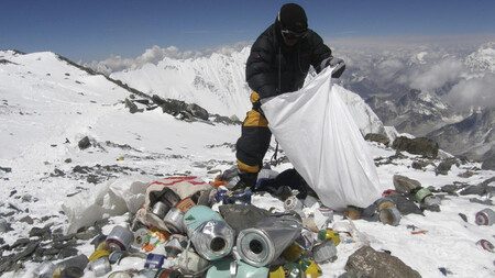 Šerpa sbírající odpad po horolezcích během uklízecí expedice na Mount Everest.