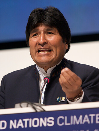 „Pokud by malé rodiny nevypalovaly les, z čeho jiného by asi tak mohly žít?“ komentuje zakládání požárů v Bolívii její prezident Evo Morales.