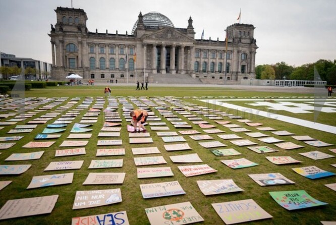 Některé studentské skupiny přišly v době koronavirové krize s netradiční formou protestu, v Berlíně umístily do parku před budovou Spolkového sněmu tisíce transparentů s výzvami k záchraně klimatu.