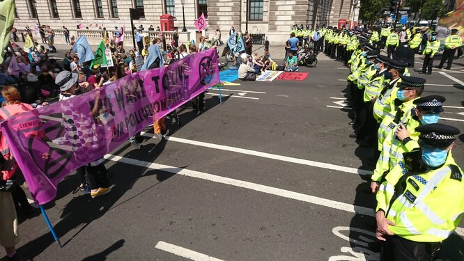 Aktivisté tento týden v Londýně protestují kvůli údajné nečinnosti vlády vůči hrozbě klimatické změny způsobené globálním oteplováním.