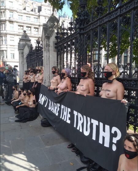 Protest ekologických aktivistek Extinction Rebellion UK před britským parlamentem 10. 9. 2020