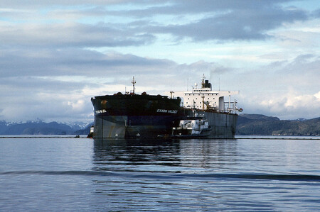 24. března 1989 tanker Exxon Valdez najel na mělčinu u Bligh Reef v zátoce Prince Williama na Aljašce. Do šesti hodin od nárazu se z Exxon Valdez vylilo přibližně 259,500 barelů ropy. Exxon Valdez v té době znamenal největší únik ropy ve vodách USA. V roce 2010 tento rekord převzala ropná plošina Deepwater Horizon.