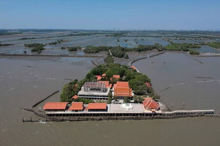 Buddhistický chrám, který kdysi stával uprostřed vesnice, je nyní sevřen vodami v důsledku eroze pobřeží, zvláště patrné v Thajském zálivu.