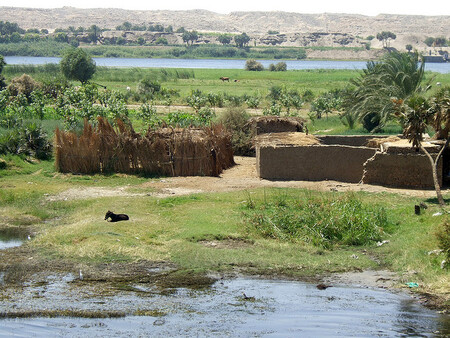 &quot;Tam, kde v nilském údolí nestojí vesnice a města, je každá píď obsedantně využita a obdělána.&quot; Na snímku je hospodářství u Nilu v jižním Egyptě.