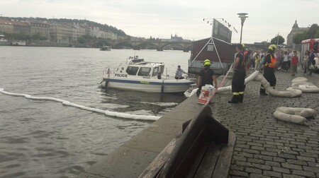 Zhruba 60 litrů nafty uniklo v sobotu odpoledne z lodi do Vltavy v Praze poblíž Rašínova nábřeží.