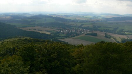 Pohled z rozhledny na Louňovice pod Blaníkem. Jestli se katastr nějaké obce zásadně zvětšil, je to právě tady.
