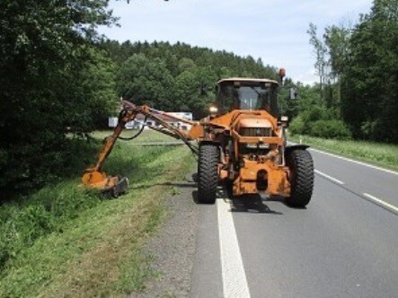 Silničáři k sečení využívají především sekačky na traktorech, které postupně pomalu projíždějí po všech silnicích druhé a třetí třídy v kraji.