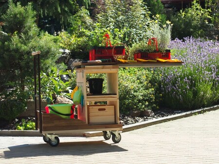 Pro klienty opoutané na lůžko připravili tvůrci z centra Lipka pojízdný záhon s pracovním názvem floramobil. Vozík je variabilní, dá se rozložit na jednotlivé díly a přizpůsobit různým zahradnickým aktivitám