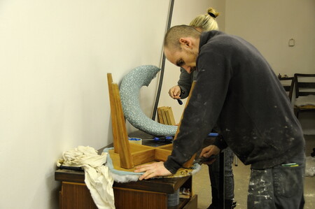 Umělecký truhlář Adam pomáhá účastníkům dílny s opravou a renovací nábytku. Účast na workshopech je placená, svépomocné opravy za dobrovolný příspěvek.