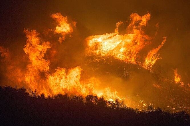 Projevy klimatických změn vytváří příhodné podmínky pro vznik požárů. Sníženým úhrnem srážek, vyššími průměry teplot – jež společně přesušují půdu a vegetaci – a činí ji náchylnější k požárům.