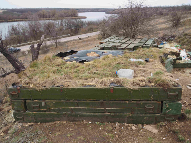 Využití vzácných druhů rostlin (dva druhy pýru) k maskování ruských bunkrů v národním parku Kamjanska Sič, 2023.
