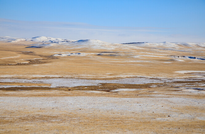 Údolí klášterů s klikatící se Hákovitou řekou (řeka Degé). Koně Převalského by tuto oblast na východě Mongolska mohli obydlet již v roce 2026.