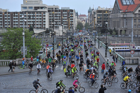 Podruhé Velká jarní cyklojízda (na obrázku) vyrazí v Praze ze čtyř světových stran najednou. Do jednotlivých proudů se mohou lidé přidávat kdekoli po trase. Akce se letos koná netradičně v květnu, měsíci zasvěceném výzvě Do práce na kole. Ta s mottem „Zachraň město“ přilákala v Praze o 25 % víc účastníků než loni, celkem 5184 cyklistů, chodců a běžců. Cyklojízda potrvá 2,5 h poklidné jízdy. Cestou ke společnému setkání ramen cyklojízd bude na programu tanečnice, DJ a možná i harmonikář.