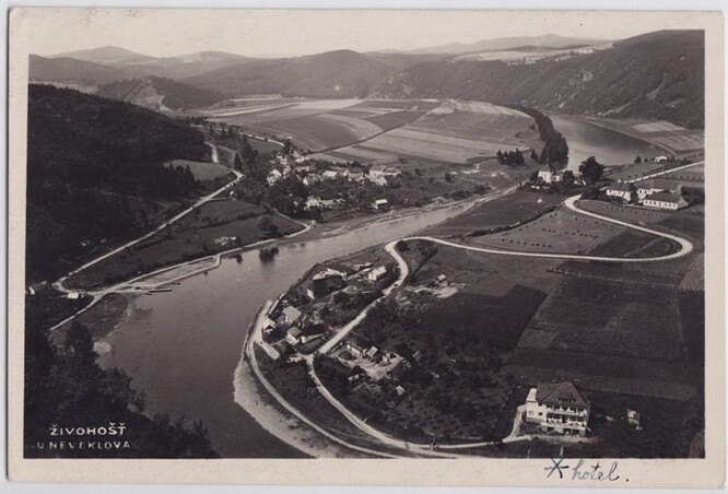 Obec Živohošť na konci 30. let. Celkový pohled na původní ves s významným přívozem přes Vtavu. V červnu 1954 zatopená Slapskou přehradní nádrží.