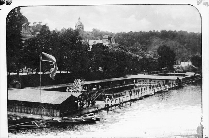 Fotografie z roku kolem 1900 zachycuje plovoucí Vojenskou plovárnu.