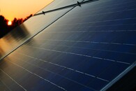 Fotovoltaický panel a západ slunce