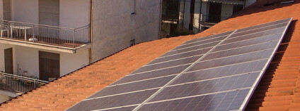 Fotovoltaická elektrárna na střeše domu CERP Wikimedia Commons