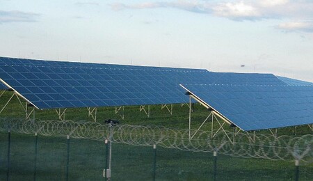 Čínská Státní rozvojová a reformní komise (NDRC), která je hlavním plánovacím orgánem, chce také snížit částku, kterou provozovatelé sítí platí majitelům solárních elektráren za nákup elektřiny