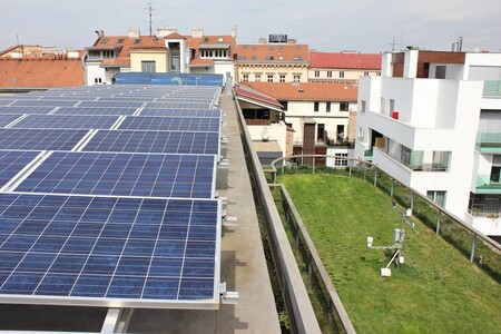 Střechy domů jsou ideálním místem pro fotovoltaické či termické panely.