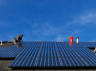 Nové tarify podle Hnutí DUHA povedou k tomu, že si lidé nebudou pořizovat vlastní fotovoltaické panely na střechy domů.