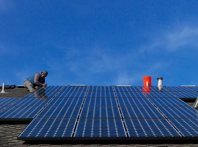 Pomůže nám někdo s fotovoltaikou na střechu SVJ? Ne, je nás málo. Ilustrační snímek.