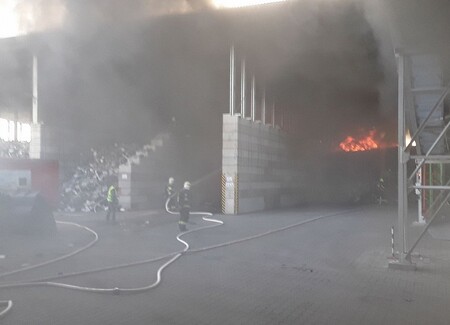 Páteční požár několika tun elektroodpadu v jihlavské časti Hruškové Dvory (na snímku) způsobil jeden z uložených akumulátorů.