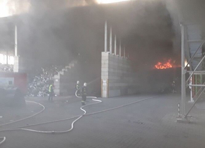 Odložený akumulátor byl příčinou velkého požáru 27. března. Hasiče zaměstnal na asi 13 hodin a způsobil škodu pět milionů korun.