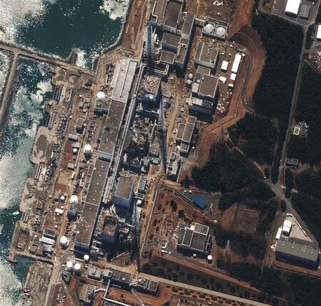 Jan Beránek z Greenpeace upozorňuje, že přehřátí reaktorů ve Fukušimě, výbuch vodíku v reaktorových budovách a roztavení jaderného paliva nezpůsobilo zemětřesení, ani cunami, ale výpadek chlazení.
