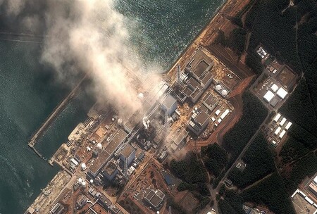 Fyzikální zákony platí ve Fukušimě (na obrázku elektrárna po zasažení vlnou tsunami) stejně jako v Temelíně a v Dukovanech