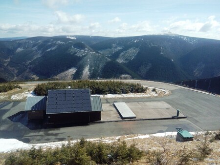 Společnost ČEZ Solární ze skupiny ČEZ ESCO vybudovala u horní nádrže vodní přečerpávací elektrárny Dlouhé stráně nejvýše položenou fotovoltaickou elektrárnu (na obrázku) v České republice. Horní nádrž se nachází v nadmořské výšce 1350 metrů.