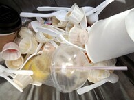 Plastové odpadky v koši