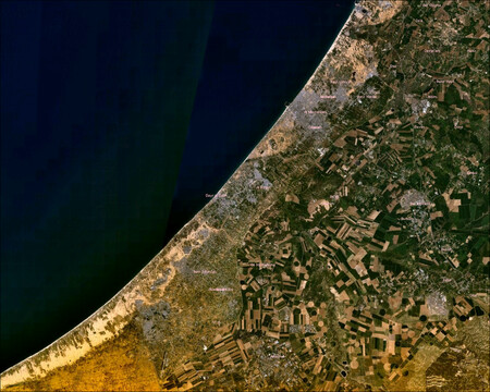 Vzhledem k obtížné energetické situaci v Gaze už čističky vod plně nefungují několik měsíců. OSN loni konstatovala, že do moře bylo z Pásma Gazy denně vypouštěno 100.000 kubických metrů splašků. / Na obrázku satelitní snímek Pásma Gaza