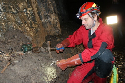 Vnik odpadu do krasového podzemí v podobě splachů z povrchu není ničím novým. Geršl, který je aktivním speleologem, tento jev pozoruje od 90. let.