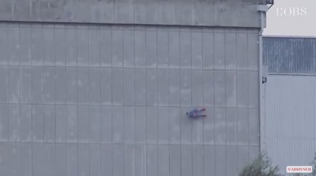 Aktivisté mezinárodní ekologické organizace Greenpeace navedli dálkově řízené letadélko na jadernou elektrárnu v jihovýchodní Francii, v jejímž areálu se nakonec dron (na obrázku) zřítil.