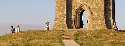 Asi nejznámější leyí je linie sv. Michaela, na které leží i Glastonbury Tor (na snímku). Foto: Jim Champion/Wikimedia Commons
