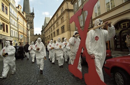 Protestní pochod Greenpeace Prahou proti používání geneticky modifikovaných organismů, rok 2000.