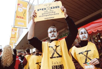 Greenpeace v roce 2001 protestují před pražským Tescem, které prodávalo neoznačené potraviny vyrobené z geneticky modifikovaných plodin.