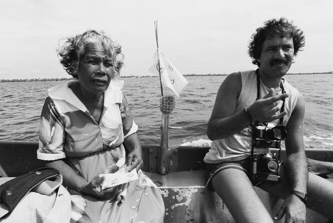 Evakuace lidí z atolu Rongelap 1985 členy organizace Greenpeace.