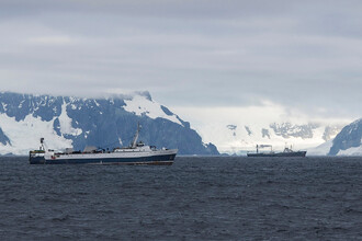 Krilské rybářské lodě v blízkosti Ostrovu Trinity na Antarktidě