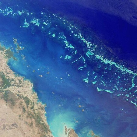 Satelitní snímek části Velkého korálového útesu.