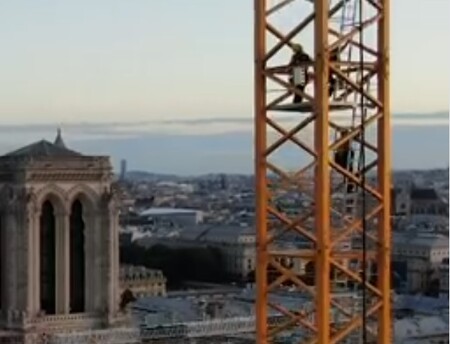 Aktivisté Greenpeace na jeřábu u Notre Dame