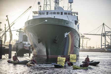 Loď Greenpeace Esperanza byla zakotvena a přivázána k přístavu za rafinerií, aby zabránila vykládání palmového oleje z připlouvajících tankerů